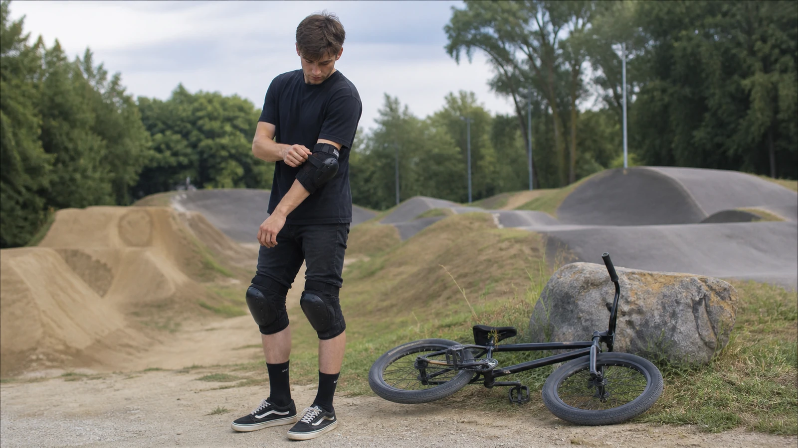 Vérification de protections avant une session de BMX
